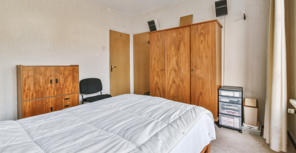 sypialnia w stylu retro z otwieraną szafą z drewna