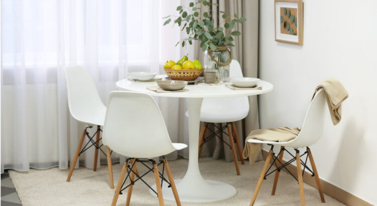 Jak urządzić jadalnie - stylowy wystrój jadalni z okrągłym stołem i krzesłami