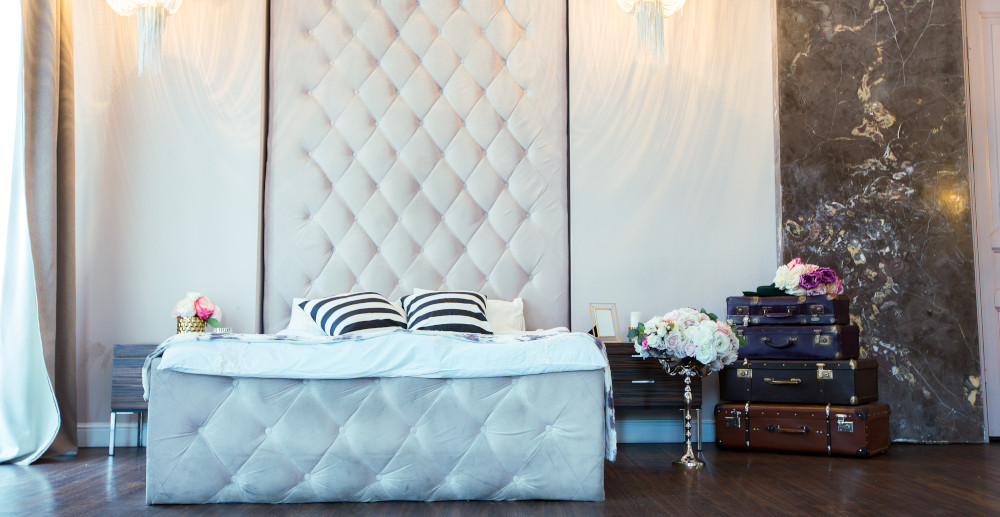 jasna sypialnia glamor ze stylowym łóżkiem tapicerowanym