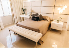 sypialnia w stylu glamour - aranżaja sypialni glamour z łóżkiem tapicerowanym
