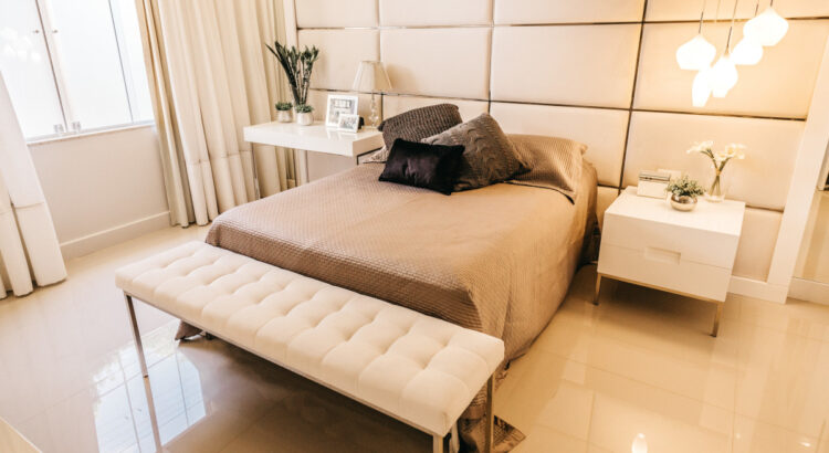 sypialnia w stylu glamour - aranżaja sypialni glamour z łóżkiem tapicerowanym
