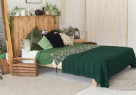jakie łóżko do sypialni wybrać - drewniane łóżko w sypialni