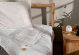 łóżko tapicerowane czy drewniane - aranżacja sypialni z łóżkiem drewnianym