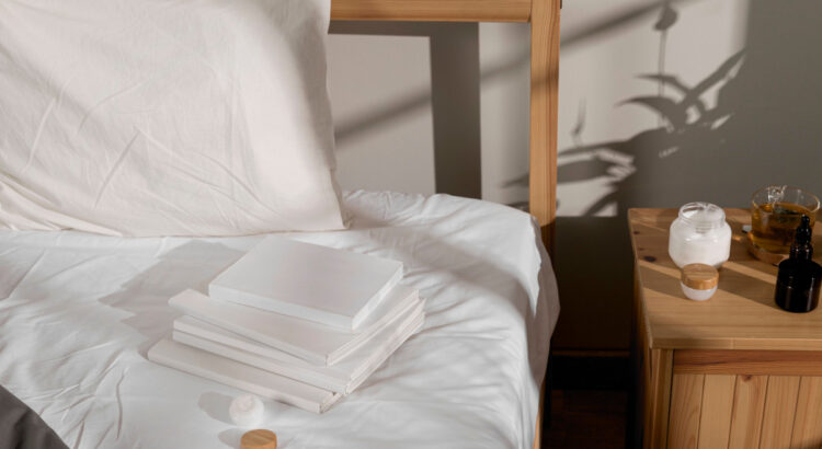 łóżko tapicerowane czy drewniane - aranżacja sypialni z łóżkiem drewnianym