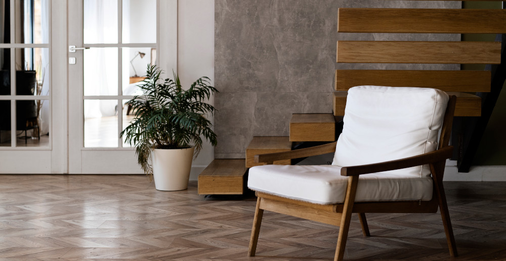 aranżacja salonu soft loft z klasycznym fotelem